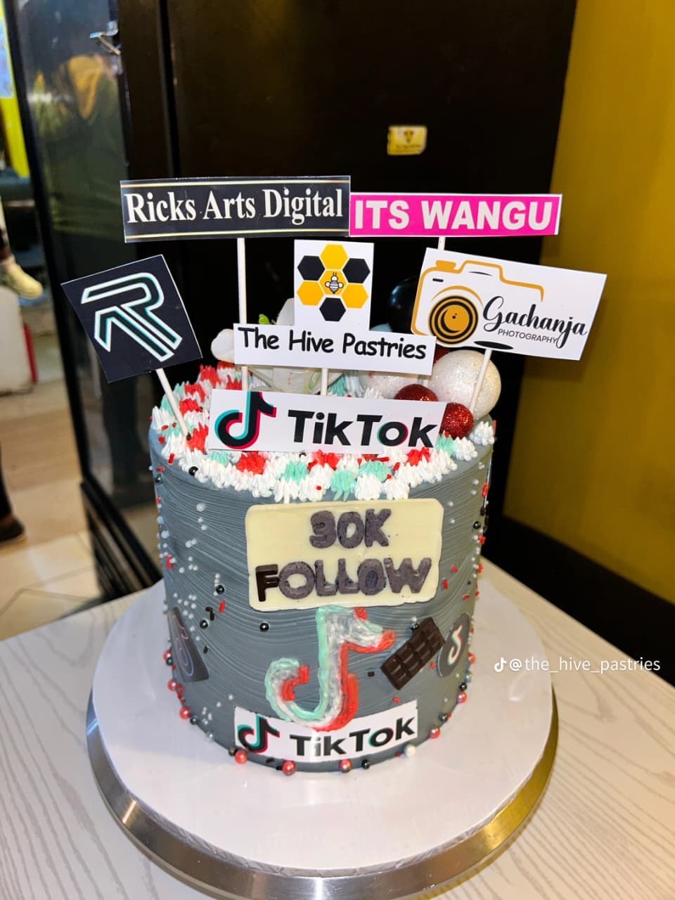 The 30K-followers celebration cake from the bakery's TikTok